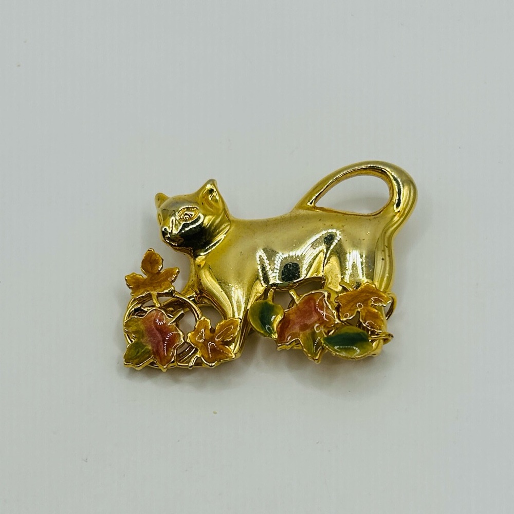 Vintage Gold Tone Cat Brooch With Enamel Leaves